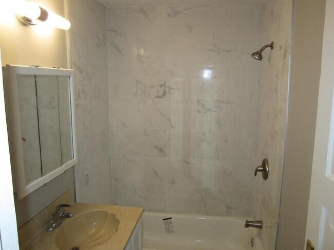 Building Photo - 119 Tennyson Ct
