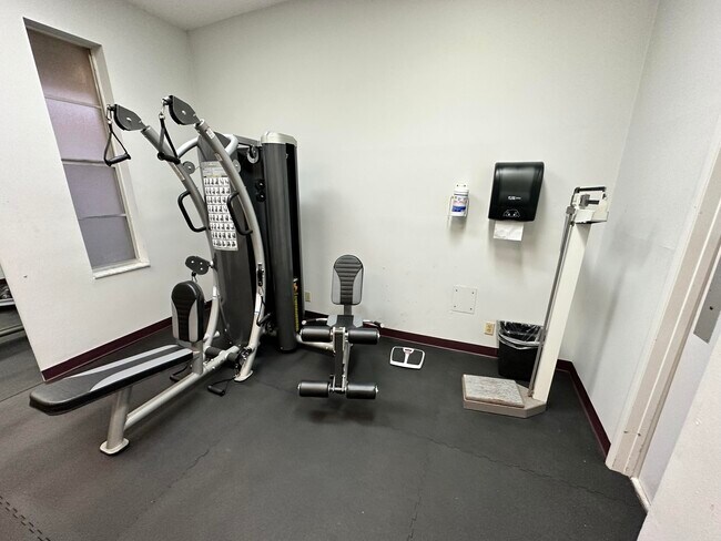 Building Photo - 600 Village Green Ct