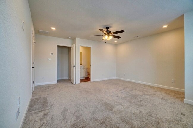 Building Photo - 4 bedroom condo in Suffolk