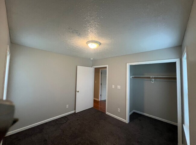 Building Photo - 3 Bed 1 Bath, Section 8 Accepted!!!