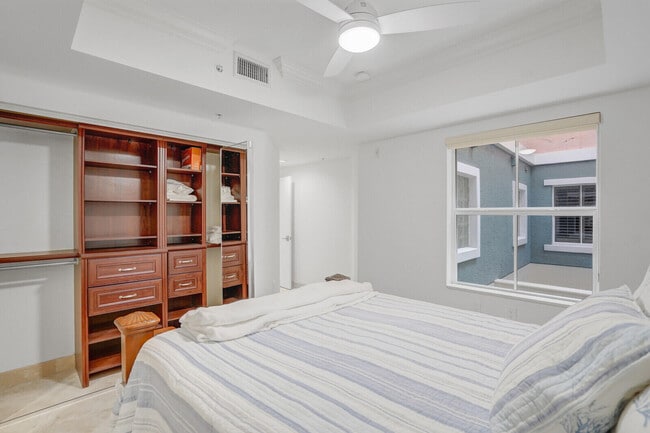 Building Photo - 2051 SE 3rd St