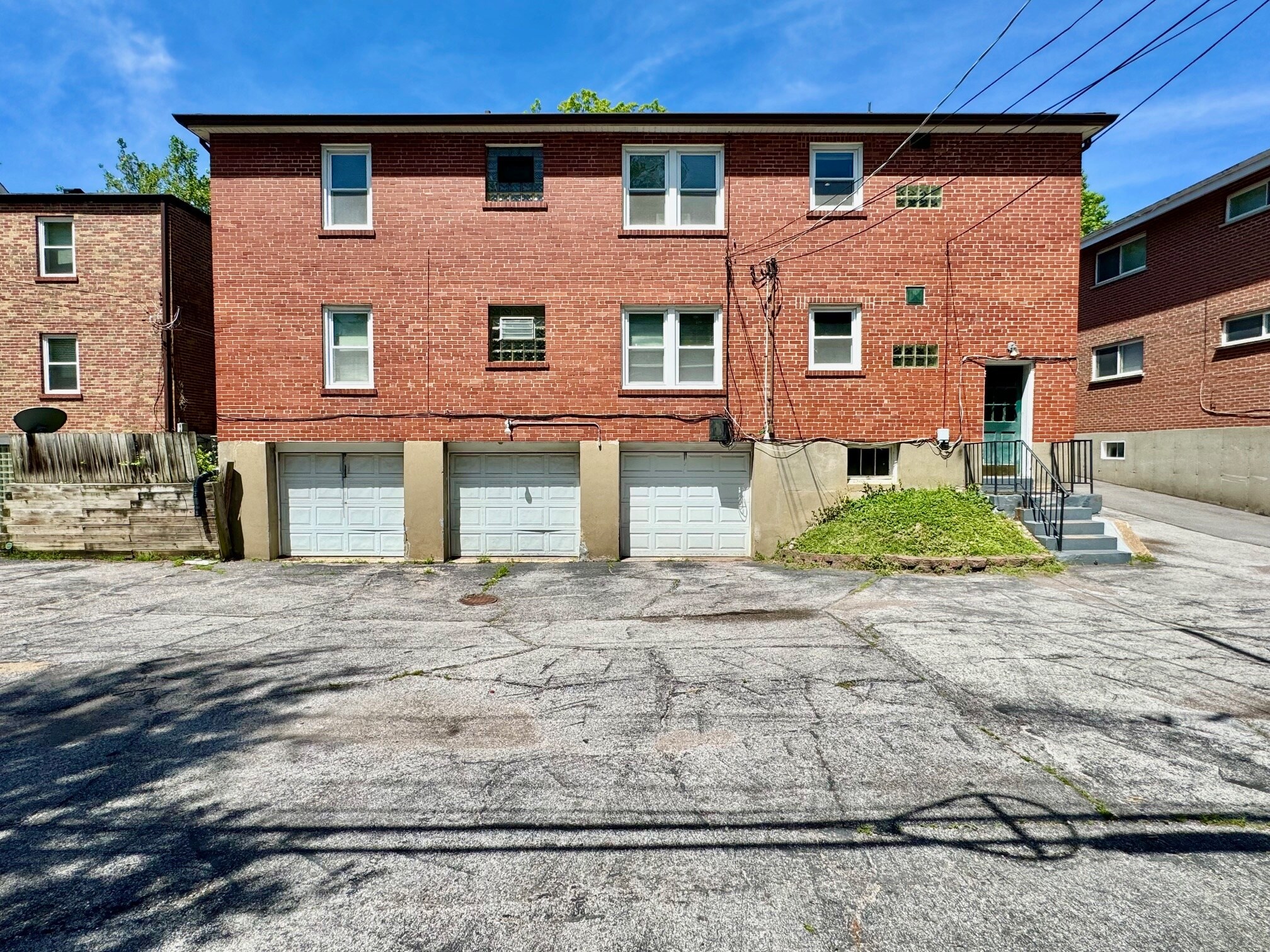 Building Photo - 420 S Hanley Rd