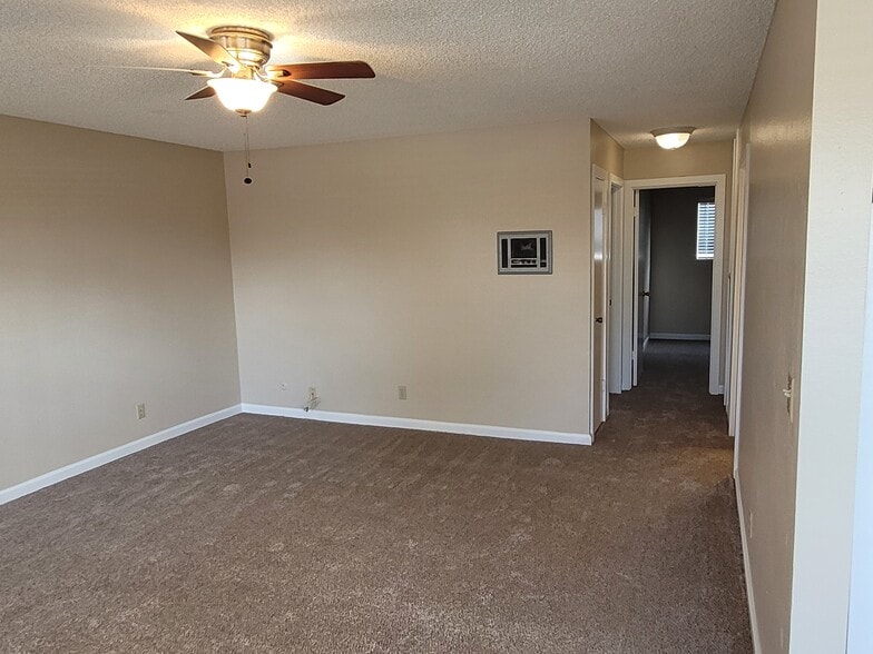 Living room - 1301 Hemlock Ave
