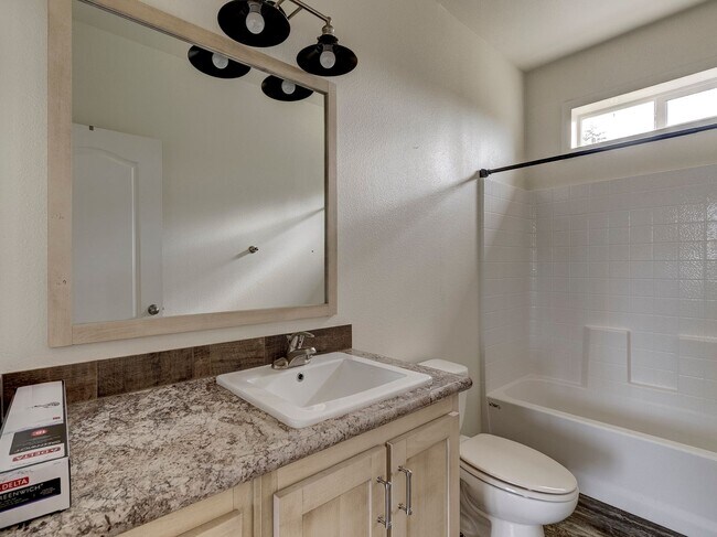 Building Photo - 3 Bed 2 Bath Pet Friendly Home