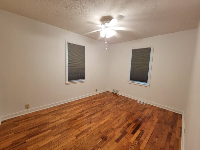 Building Photo - Three Bedroom Home in Marshall