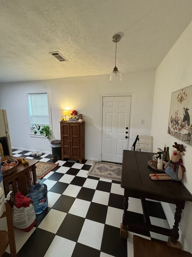 Building Photo - August Move-In! Charming 2/1 house near Do...