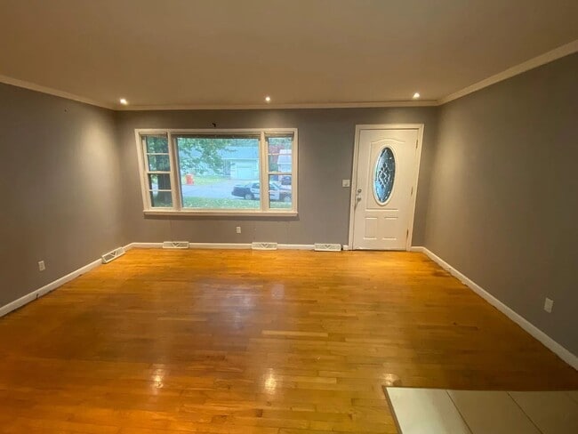 Building Photo - 3 Bed 1 Bath For Rent - Springfield