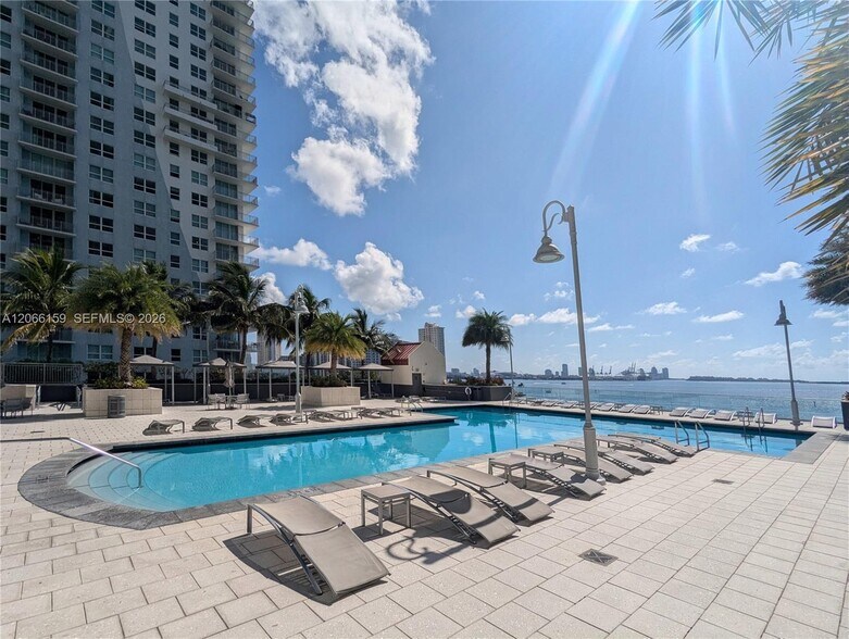 Building Photo - 1155 Brickell Bay Dr