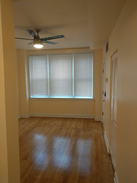 Living room - 3010 W 42nd St