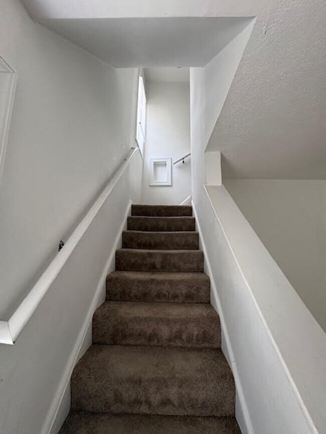 Building Photo - Three Bedroom 1.5 Bathroom House