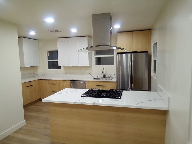 Building Photo - Beautifully Remodeled 2-bedroom apartment