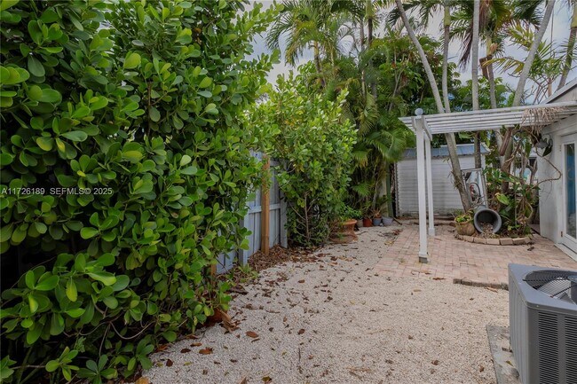 Building Photo - 1174 Garfield St