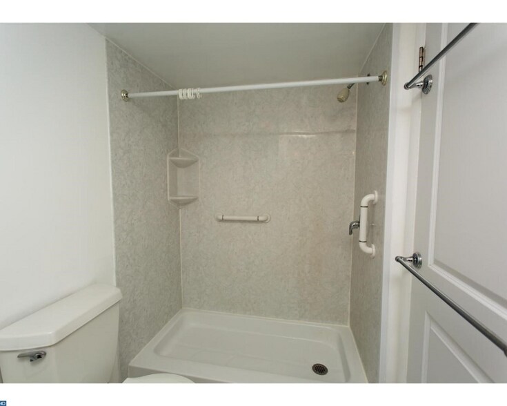 Building Photo - 3301 Valley Dr