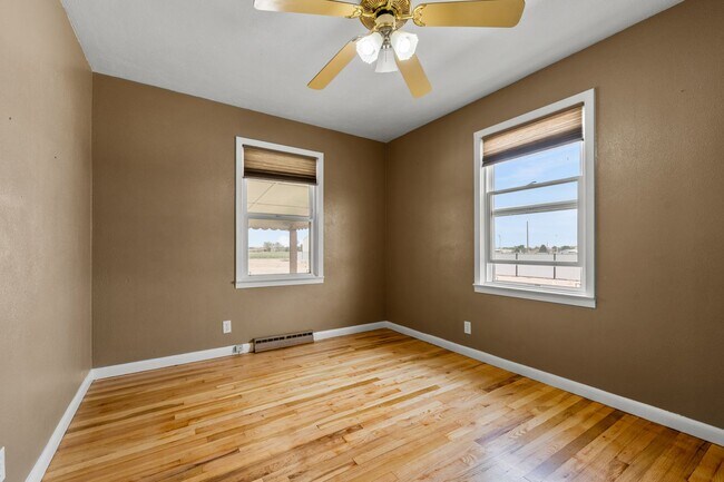 Building Photo - 3 Bedroom 2 Bath Home with Bonus Rooms and Tons of Extra Space