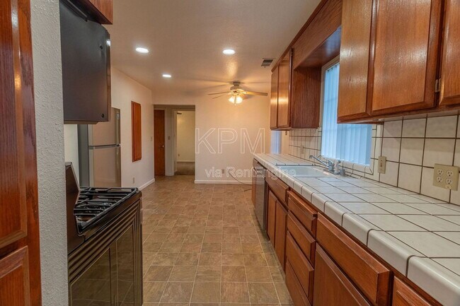 Building Photo - 325 E Mariposa Ave