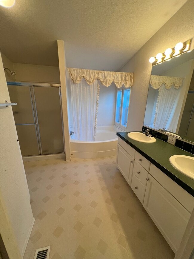 Building Photo - Beautiful 3 bedroom 2 bath home with a large carport in Bandon, OR.