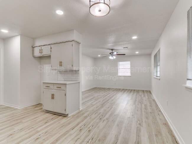 Building Photo - 104 Marilyn Ave