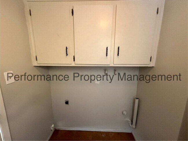 Building Photo - Cute 2 Story Condo in SW Bakersfield w/ Pool, RBP & $0 Deposit Option