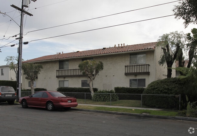 Building Photo - 6022 Fullerton Ave