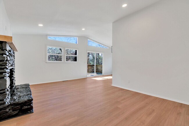 Building Photo - Freshly Remodeled 2 Bed 1.5 Bath home with large deck