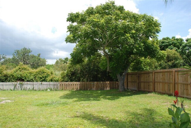Building Photo - 1624 Springdale Dr