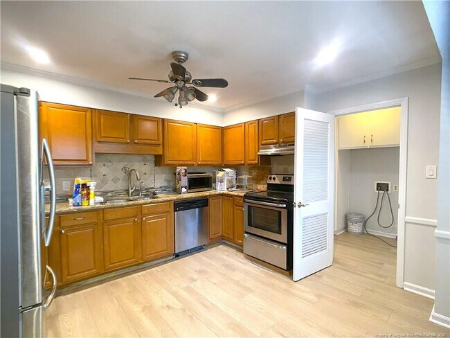 Building Photo - 2721 Mirror Lake Dr
