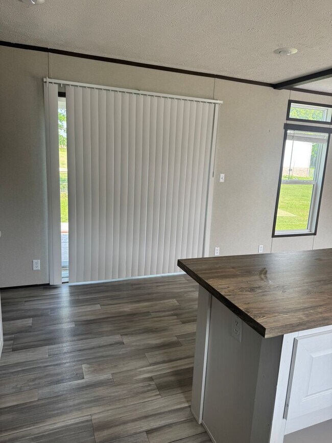 Building Photo - Newer Mobile Home in Country Setting
