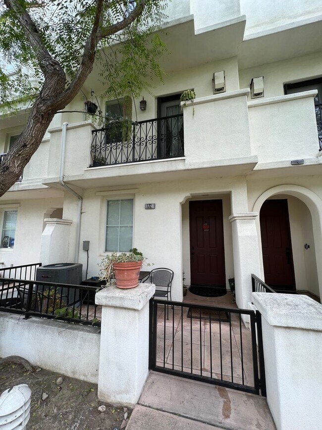 Building Photo - Gorgeous Townhome near Downtown Ventura & Beaches