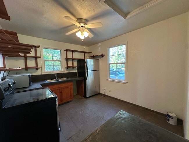 Building Photo - Charming 2 Bedroom, 1 Bath Finch Arboretum Area Home