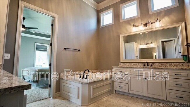 Building Photo - 12912 S 6th St