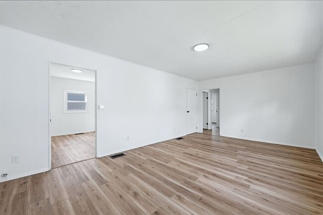 Building Photo - New 3 bedroom listing!