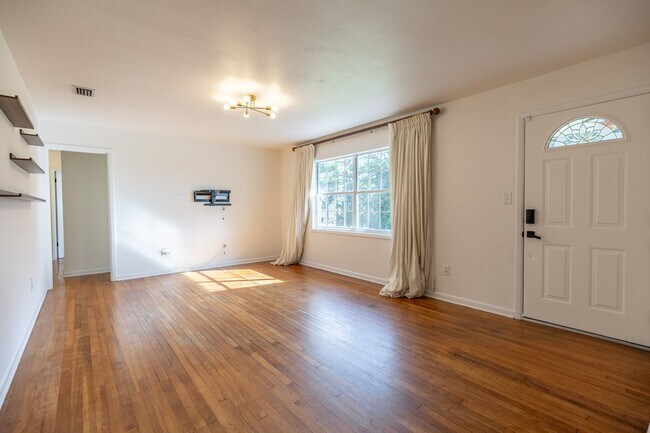 Building Photo - 559 Marsim Dr