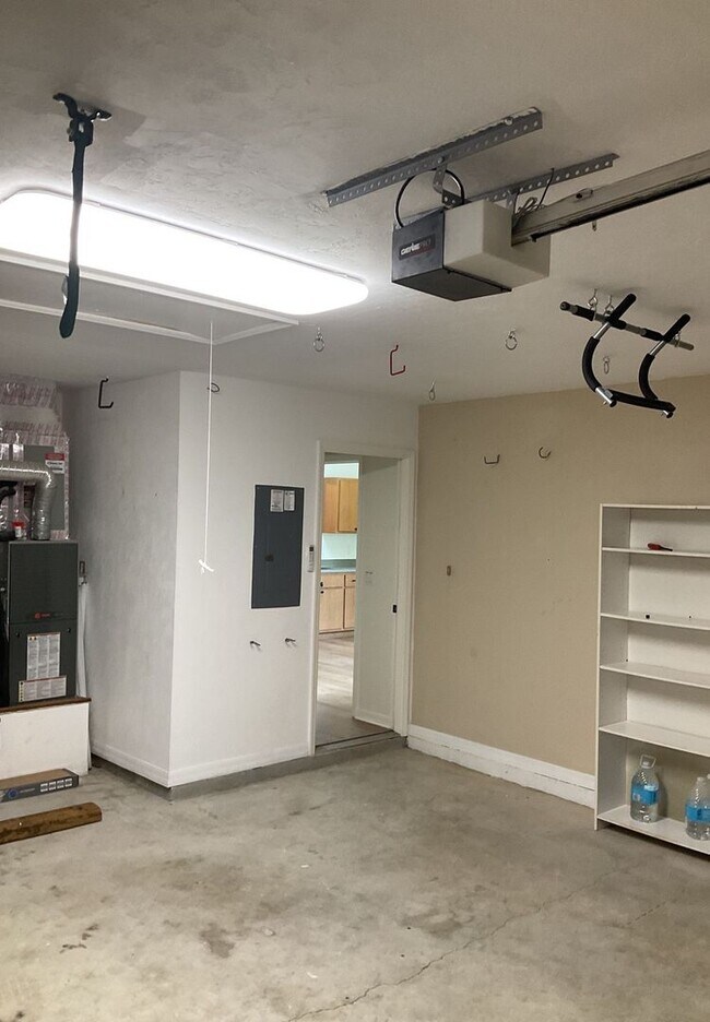 Building Photo - Spacious 3/2 in Eagle Point