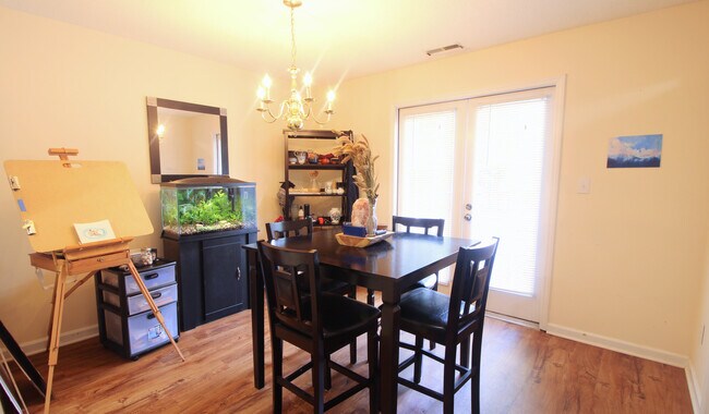 Building Photo - Super Peaceful 2 Bedroom / 2 Bathroom Town...