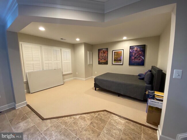 Building Photo - Bright & Spacious End-Unit Townhouse with Two-Car Garage!