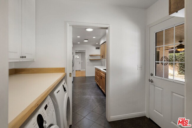 Building Photo - 826 Crestfield Dr