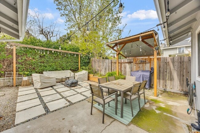 Building Photo - Adorable 3 bedroom 2 bath home