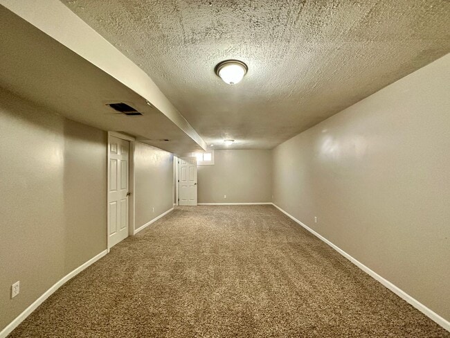 Building Photo - **BRAND NEW CARPETS** Beautiful Home in Bl...