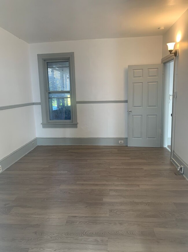 Building Photo - 3 Bedroom 1 Bath 2nd/3rd Floor Apartment-Y...