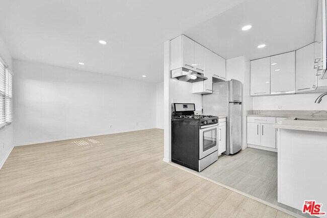 Building Photo - 926 N Spaulding Ave