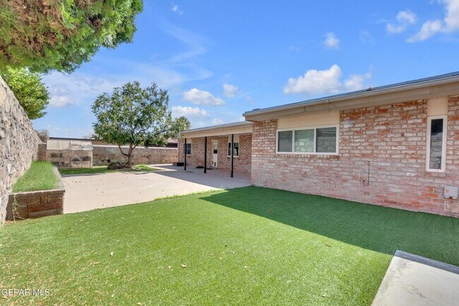 Building Photo - Come to check this beautiful house 4 bedrooms, possible 5th bed and 3 baths.