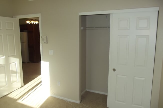 Building Photo - Henderson - 2 bedroom condo