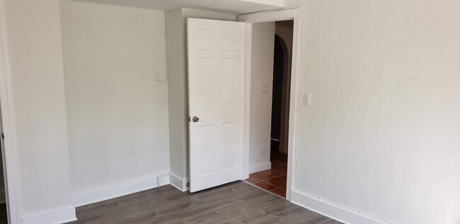 Building Photo - 410 Monroe Dr