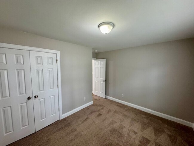 Building Photo - 5 minutes to White Oak!