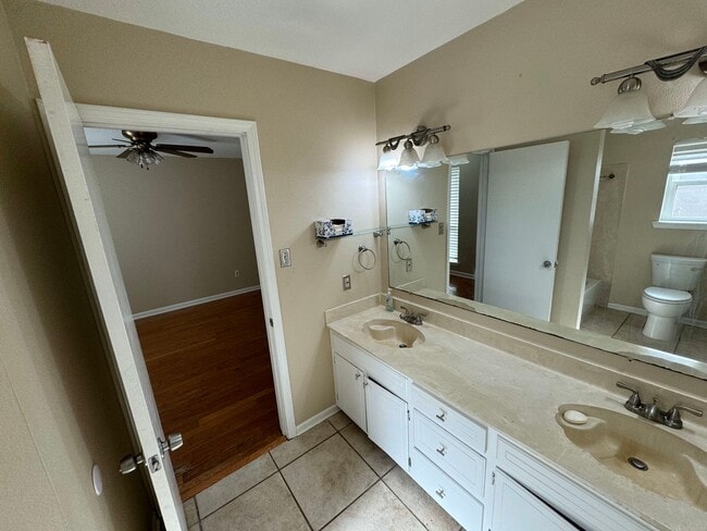 Building Photo - 2 Bedroom 1 Bath townhome located in Barrington Estates