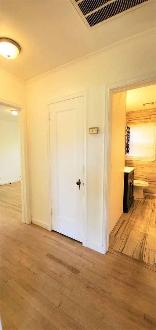 Building Photo - 3 Bed 1.5 Bath 2 car garage in Nichol's Hi...