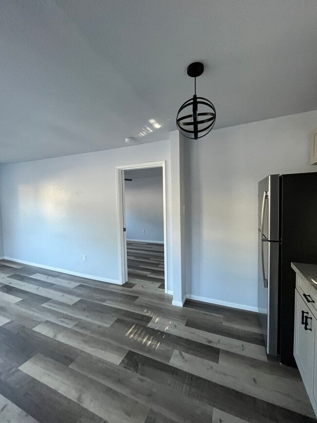 Building Photo - Great Downtown Location
