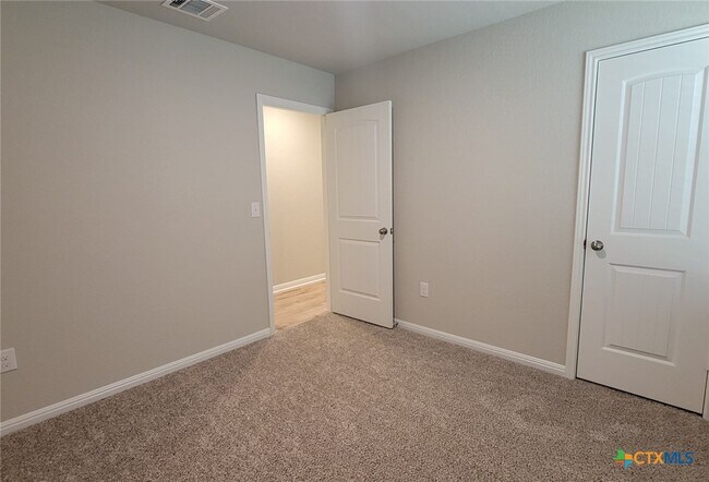 Building Photo - 417 Shiner Ln