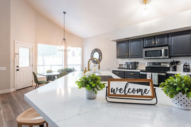 Building Photo - 5924 E Woodridge Dr