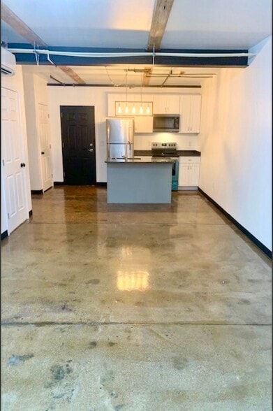 Building Photo - 548 Roosevelt Ave